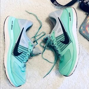 Nike mint colored dual fusion